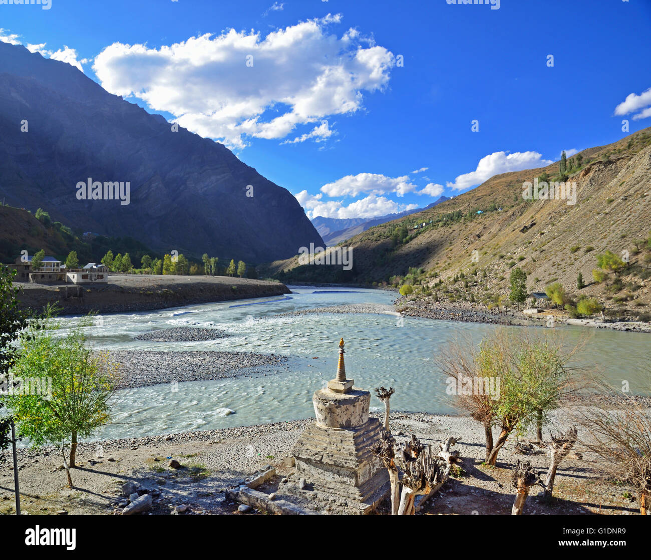 Zusammenfluss der Flüsse Chandra und Bhaga und Schaffung von Chenab Fluß Tandi, Lahaul, Himachal Pradesh, Indien Stockfoto