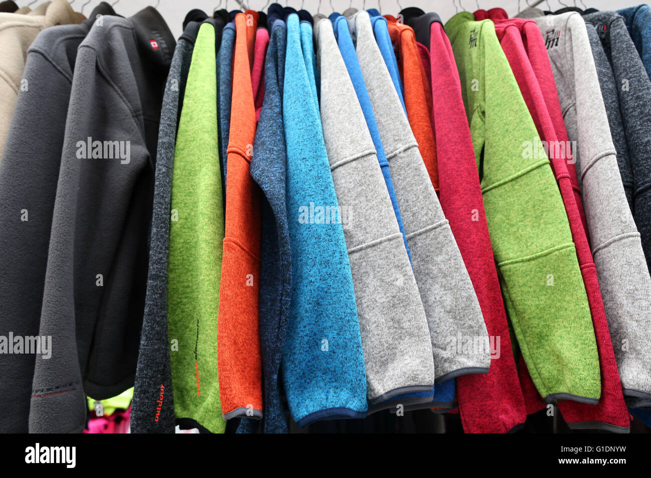 Farbige Sportbekleidung auf den Markt.  Frankreich. Stockfoto