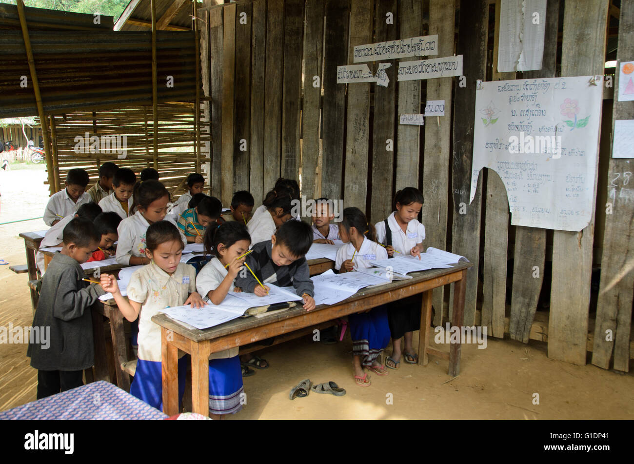 Kleine Schüler in einer örtlichen Schule in Nordlaos. Stockfoto