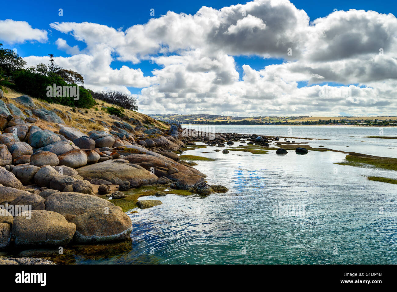 Dramatische Landschaft Blick auf Victor Harbor von Granite Island, South Australia. Stockfoto