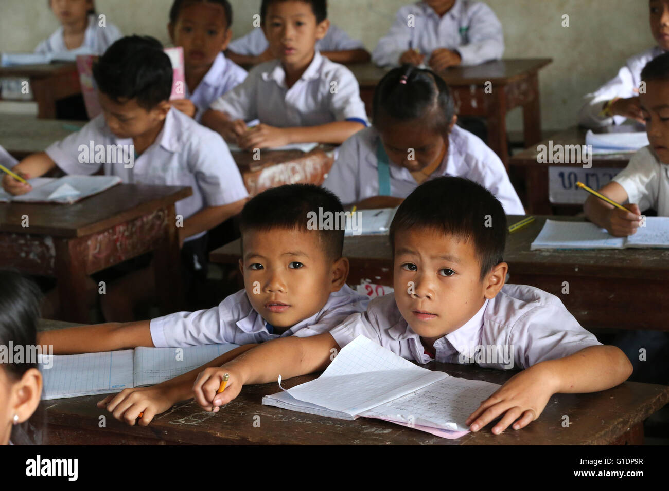 Grundschule.  Schülerinnen und Schüler im Klassenzimmer.  Vang Vieng. Laos. Stockfoto