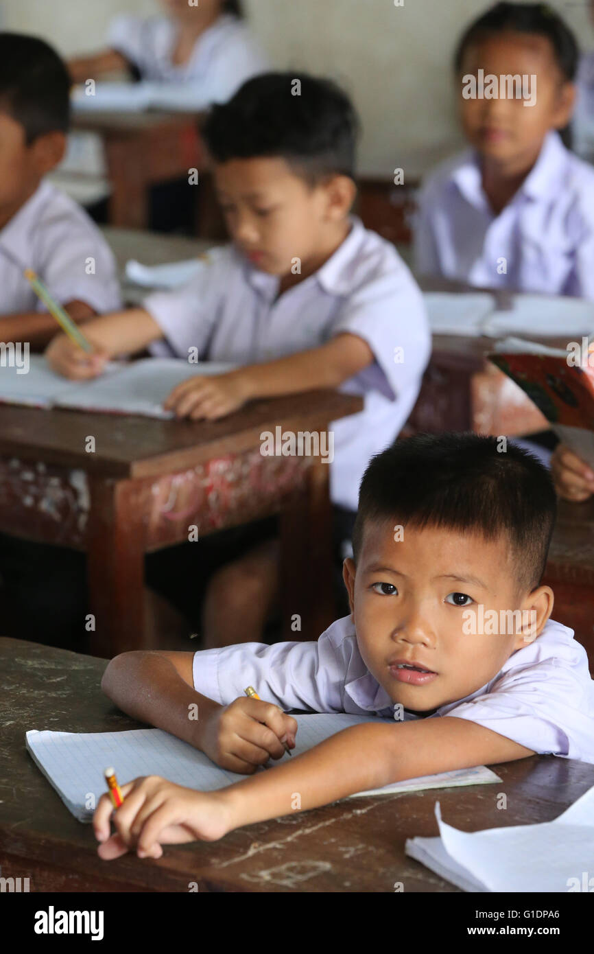 Grundschule.  Schülerinnen und Schüler im Klassenzimmer.  Vang Vieng. Laos. Stockfoto
