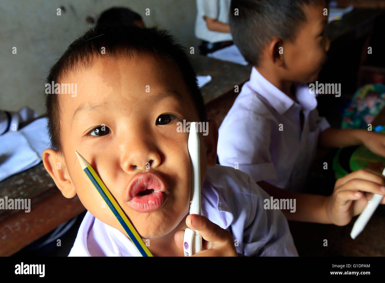 Grundschule.  Lächelnd Schüler im Klassenzimmer.  Vang Vieng. Laos. Stockfoto