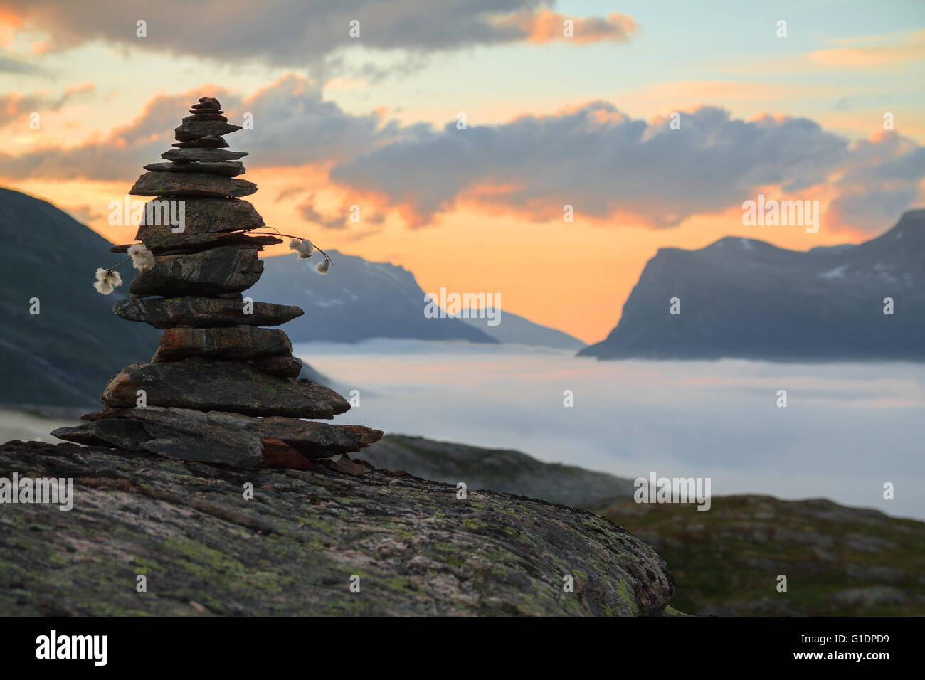 Stack rockt balancieren oder Felsen übereinander bei Sonnenuntergang im Tal der Trolle im Nebel auf dem Sunset in Trollstigen, Norwegen. Stockfoto