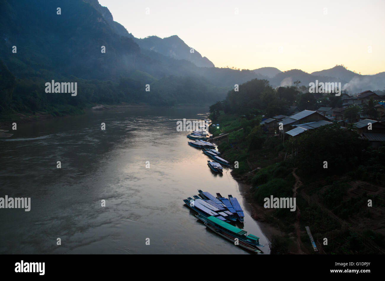 Landschaft des Nam Ou Flusses bei Nong Khiaw, Nordlaos. Stockfoto