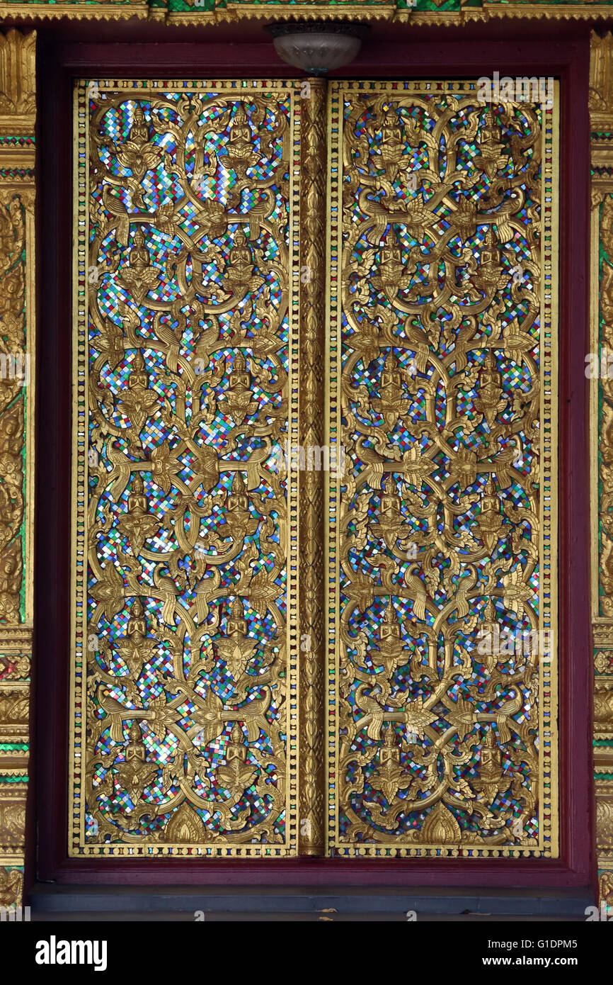 Buddhistischer Tempel Wat Inpeng.  Eingangstür mit gold Reliefs verziert.  Vientiane. Laos. Stockfoto