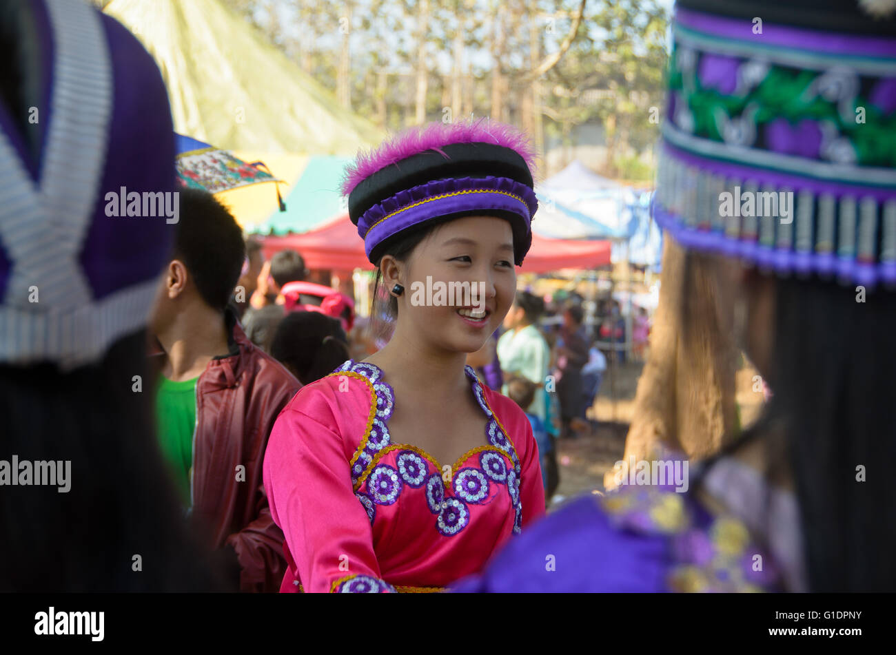 Ein Hmong-Mädchen in ihrem rosa Kostüm während Neujahrsfestes. Stockfoto