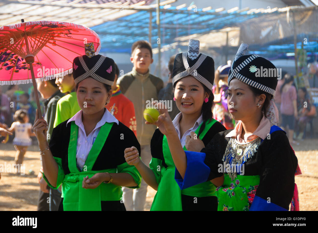 Hmong Damen werfen den Ball in einem Spiel Balz während Neujahrsfestes. Stockfoto