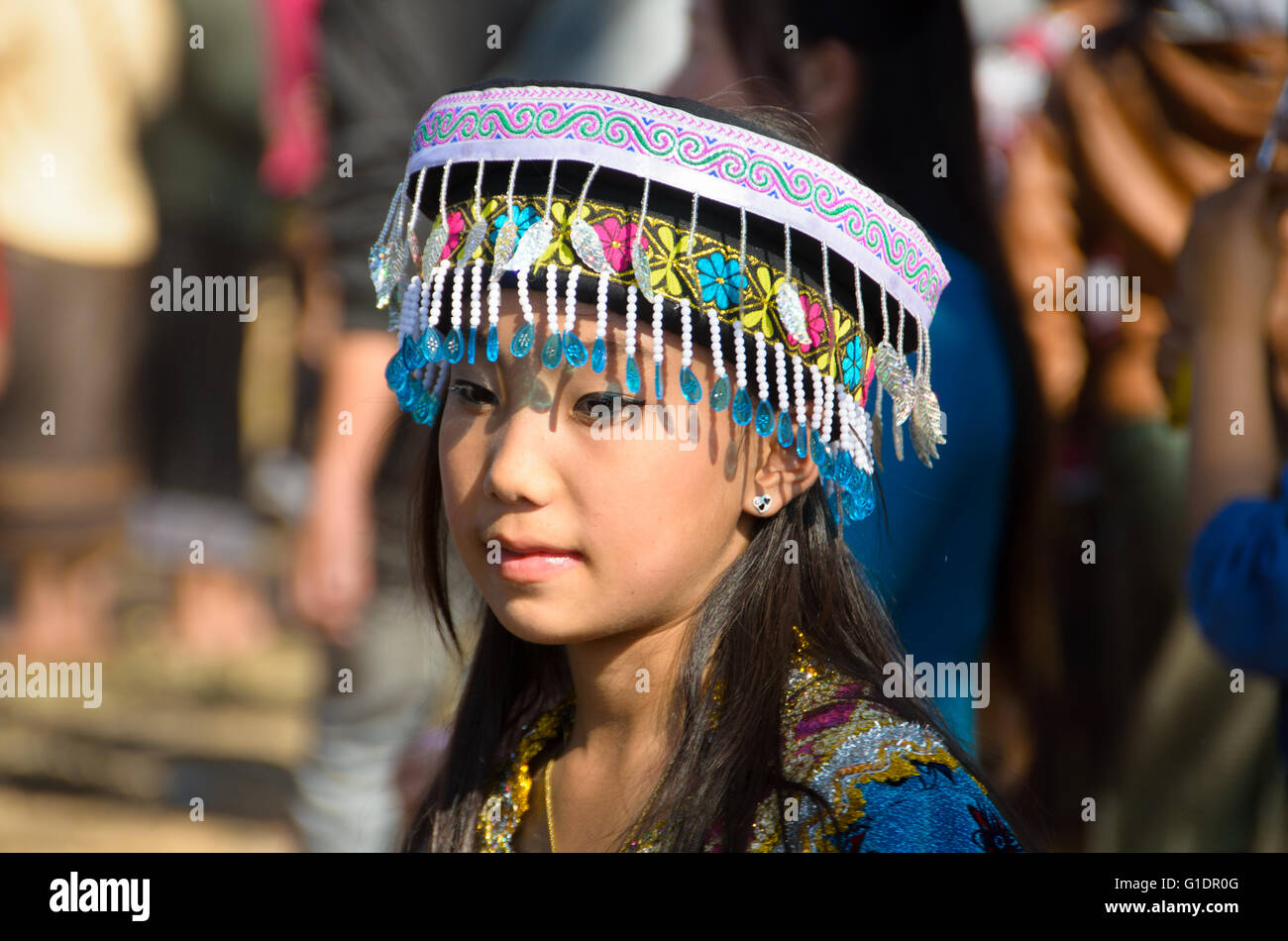 Ein Hmong-Mädchen in ihrer traditionellen Tracht. Stockfoto