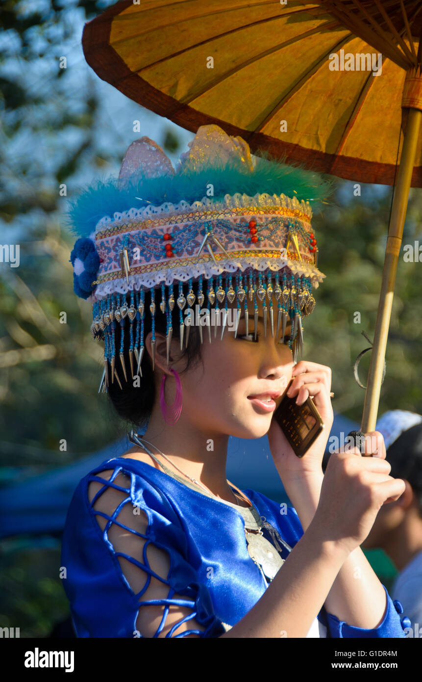 Eine Hmong-Dame mit ihrem Handy. Stockfoto