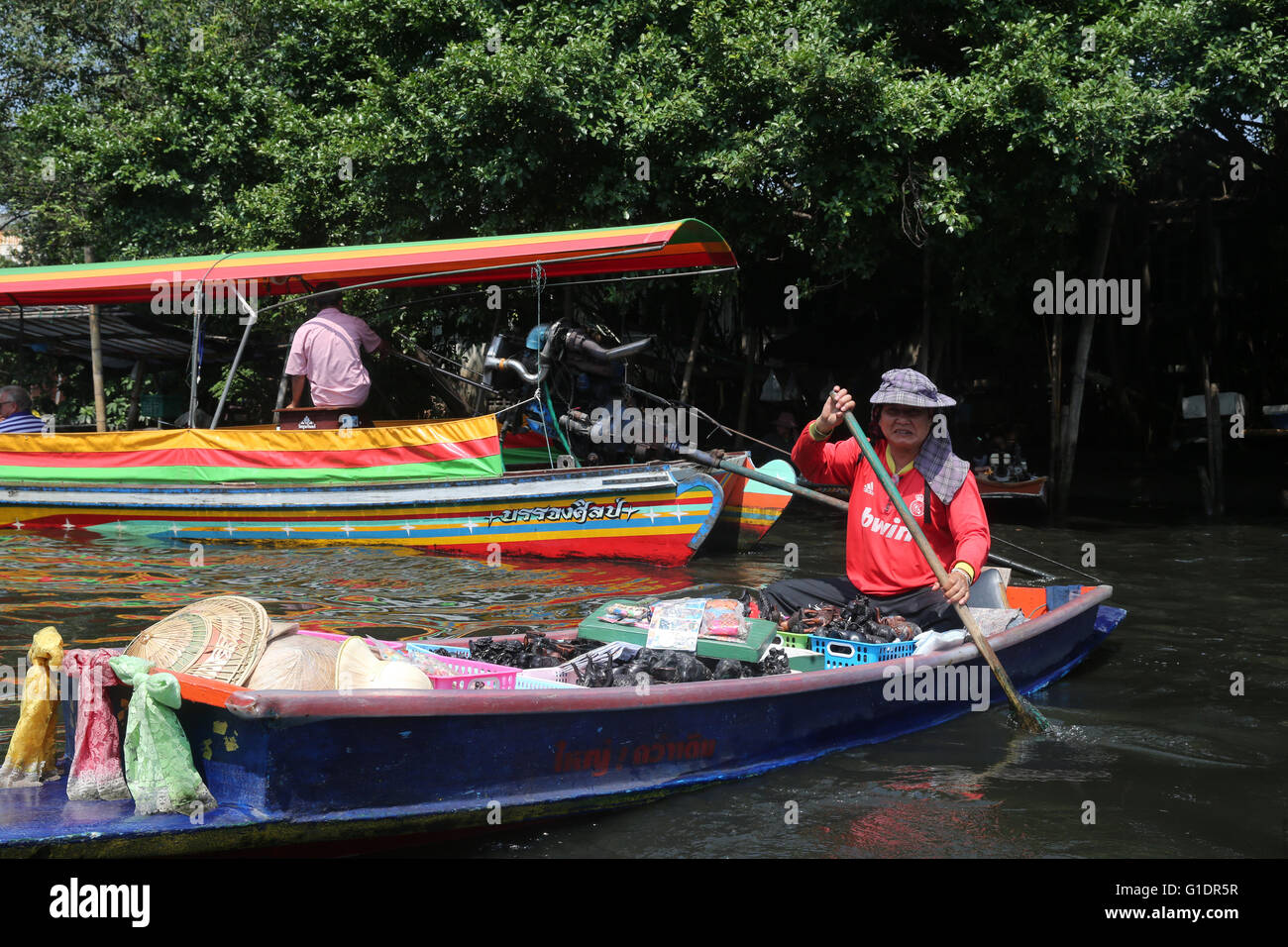 Kaufmann in Bangkoks Floating Market.  Thailand. Stockfoto