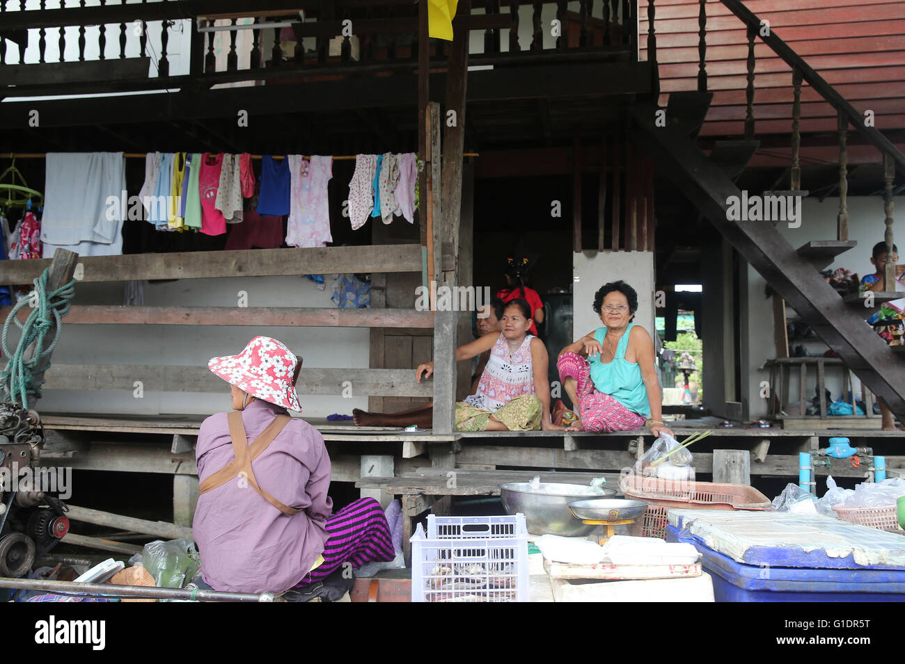 Kaufmann in Bangkoks Floating Market.  Thailand. Stockfoto