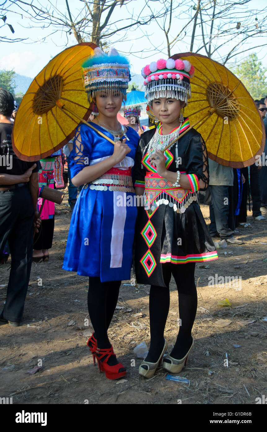 Hmong-Mädchen in ihrer traditionellen Tracht während Hmong Neujahrsfestes. Stockfoto