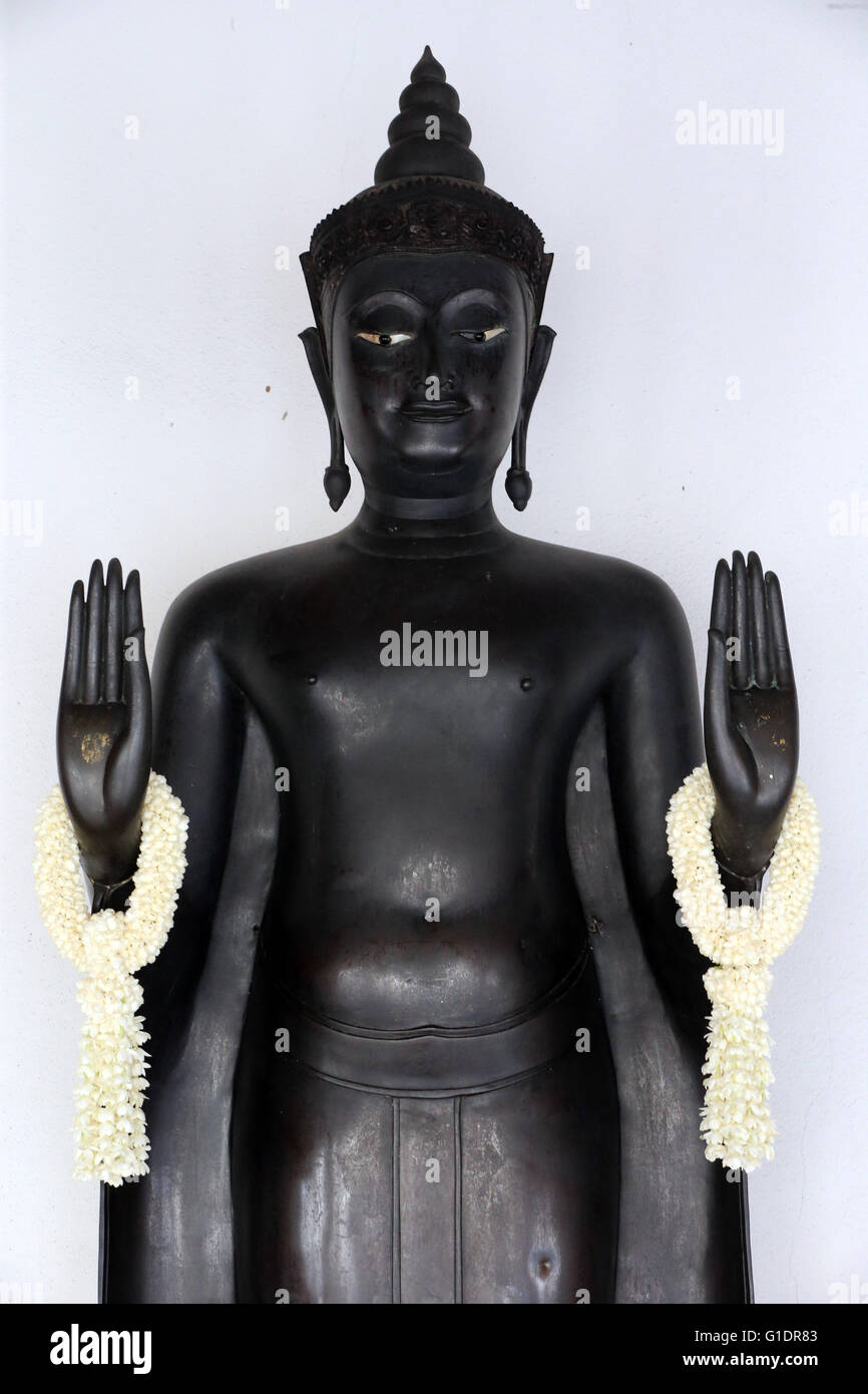 Wat Benchamabophit (Marmor-Tempel). Buddha in der Haltung der Beruhigung der Ozean im Stil der Ayutthaya-Periode stehen.  Knall Stockfoto