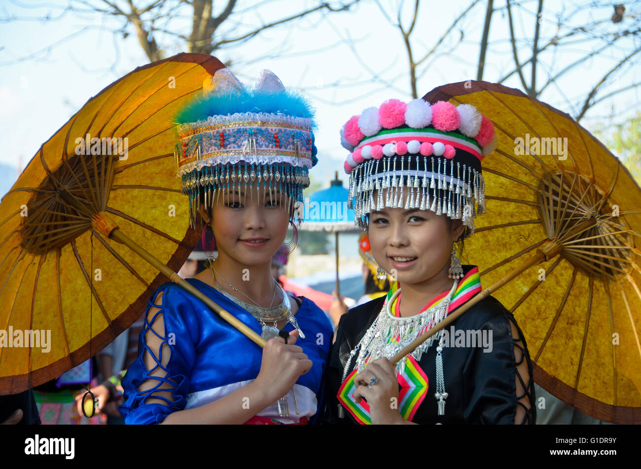 Hmong-Mädchen in ihrer traditionellen Tracht während Hmong Neujahrsfestes. Stockfoto