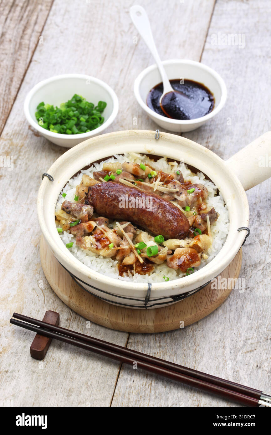 chinesische Wurst und Huhn mit Reis im Tontopf, kantonesische Küche Stockfoto