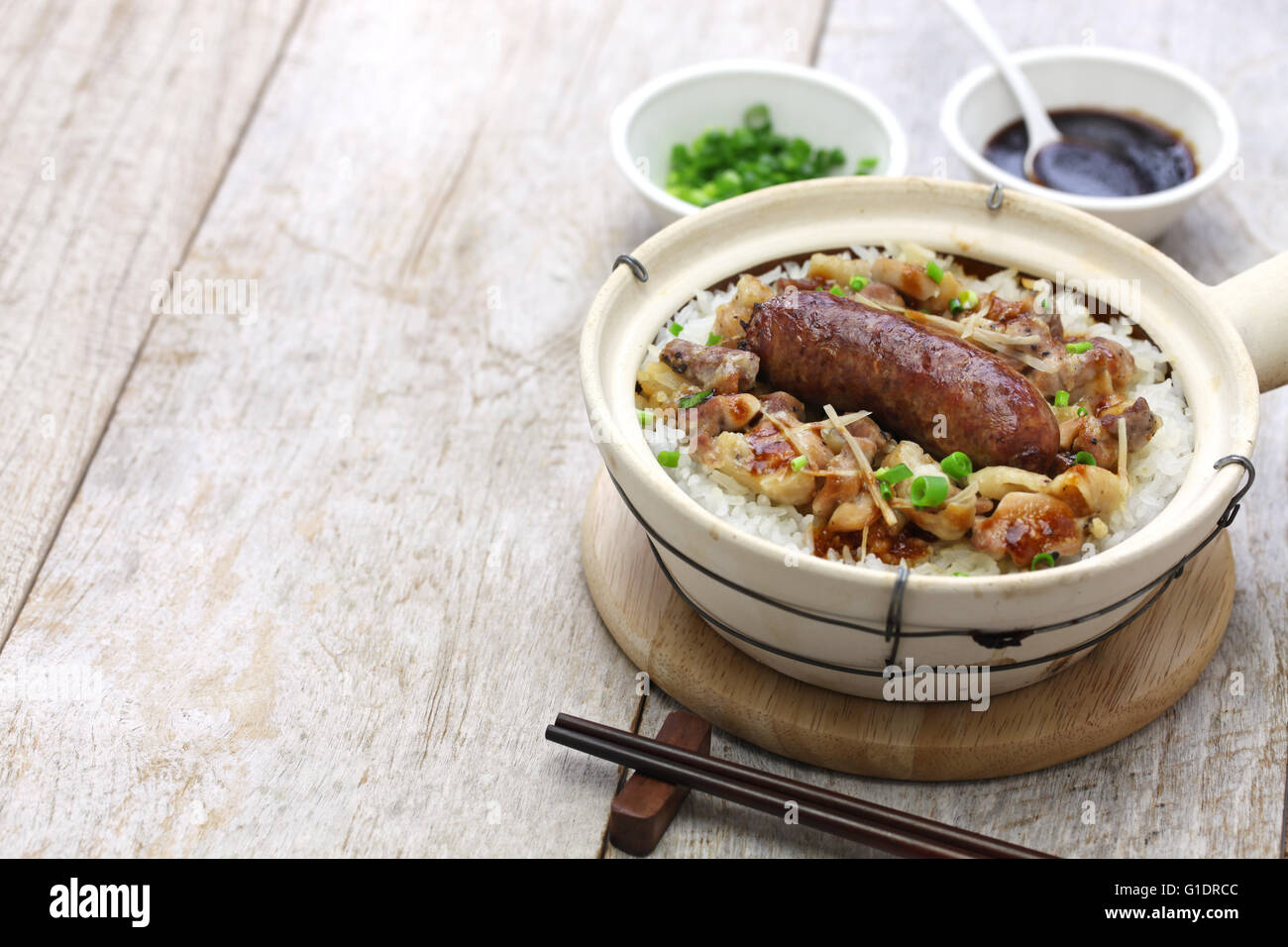 chinesische Wurst und Huhn mit Reis im Tontopf, kantonesische Küche Stockfoto