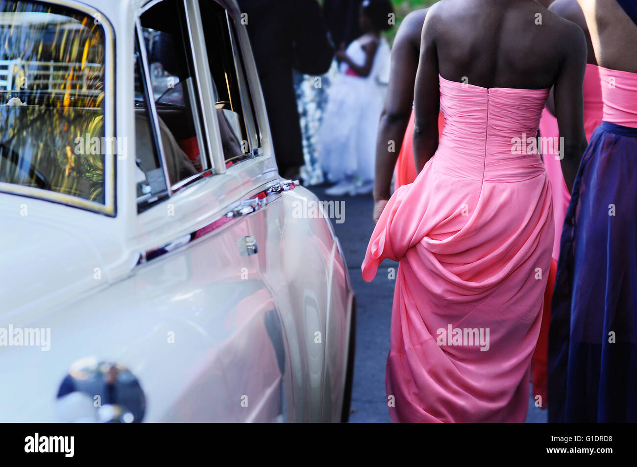 Brautjungfer zu Fuß auf Fahrzeugseite Bräute am Hochzeitstag der schwarzen Gemeinschaft Menschen. Stockfoto