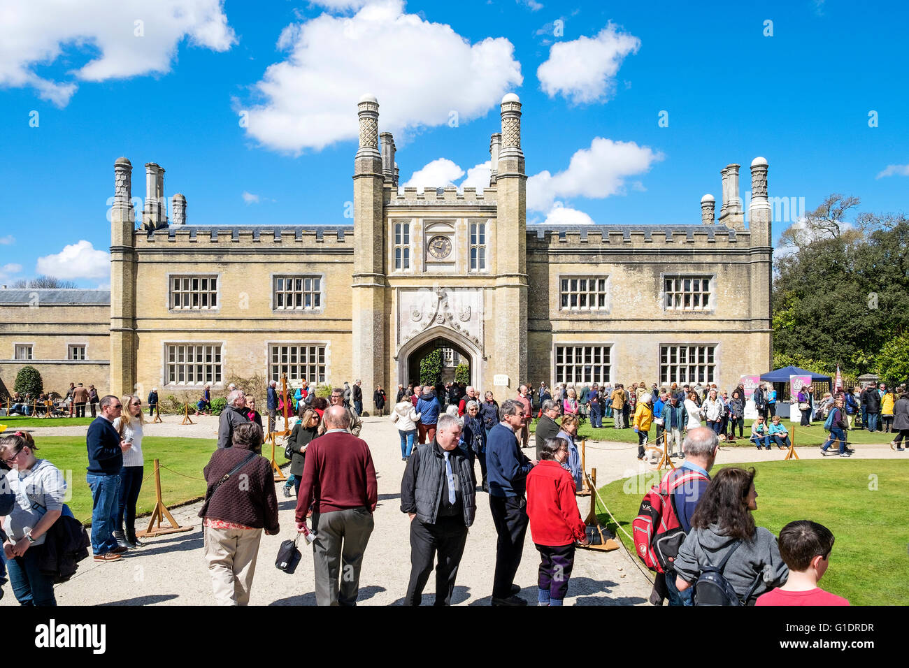 Menschen versammeln sich am Tregothnan Anwesen in Cornwall, UK, für die jährlichen Charity Tag der offenen Tür. Stockfoto