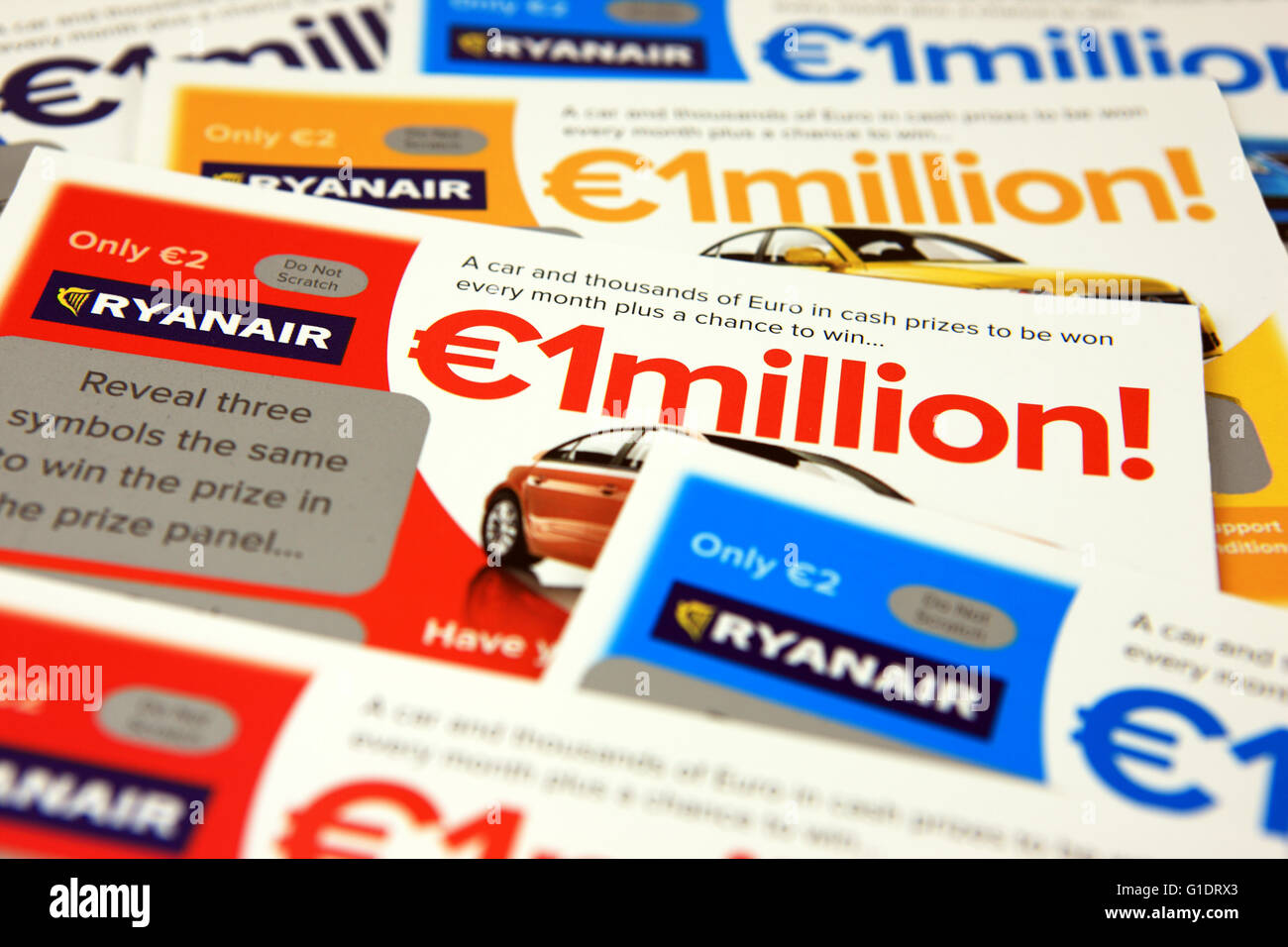 Ryanair-Rubbelkarten. Auf Ryanair-Flügen verkauft, ein Teil des Erlöses gehen an eine wohltätige Organisation, ausgewählt von der Fluggesellschaft Stockfoto