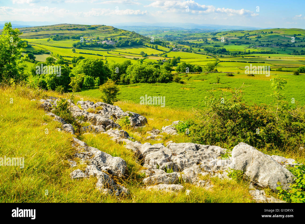 Blick vom Hutton Dach Klippen Cumbria in Richtung Farleton Fell und fernen Lakeland fells Stockfoto