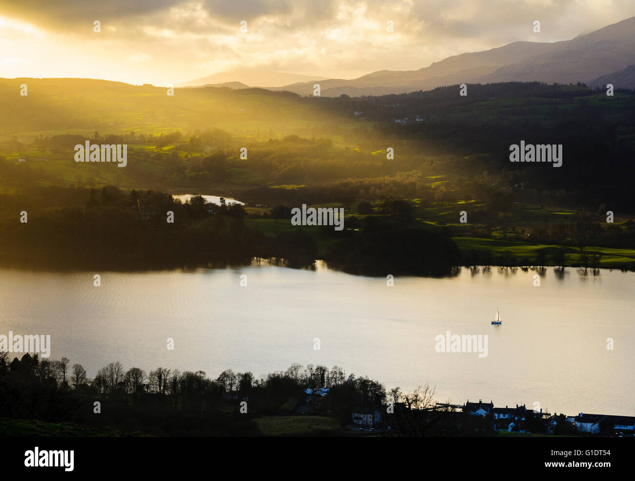 Blick über den nördlichen Reichweite von Windermere im Lake District mit einem Hauch von Blelham Tarn jenseits Stockfoto