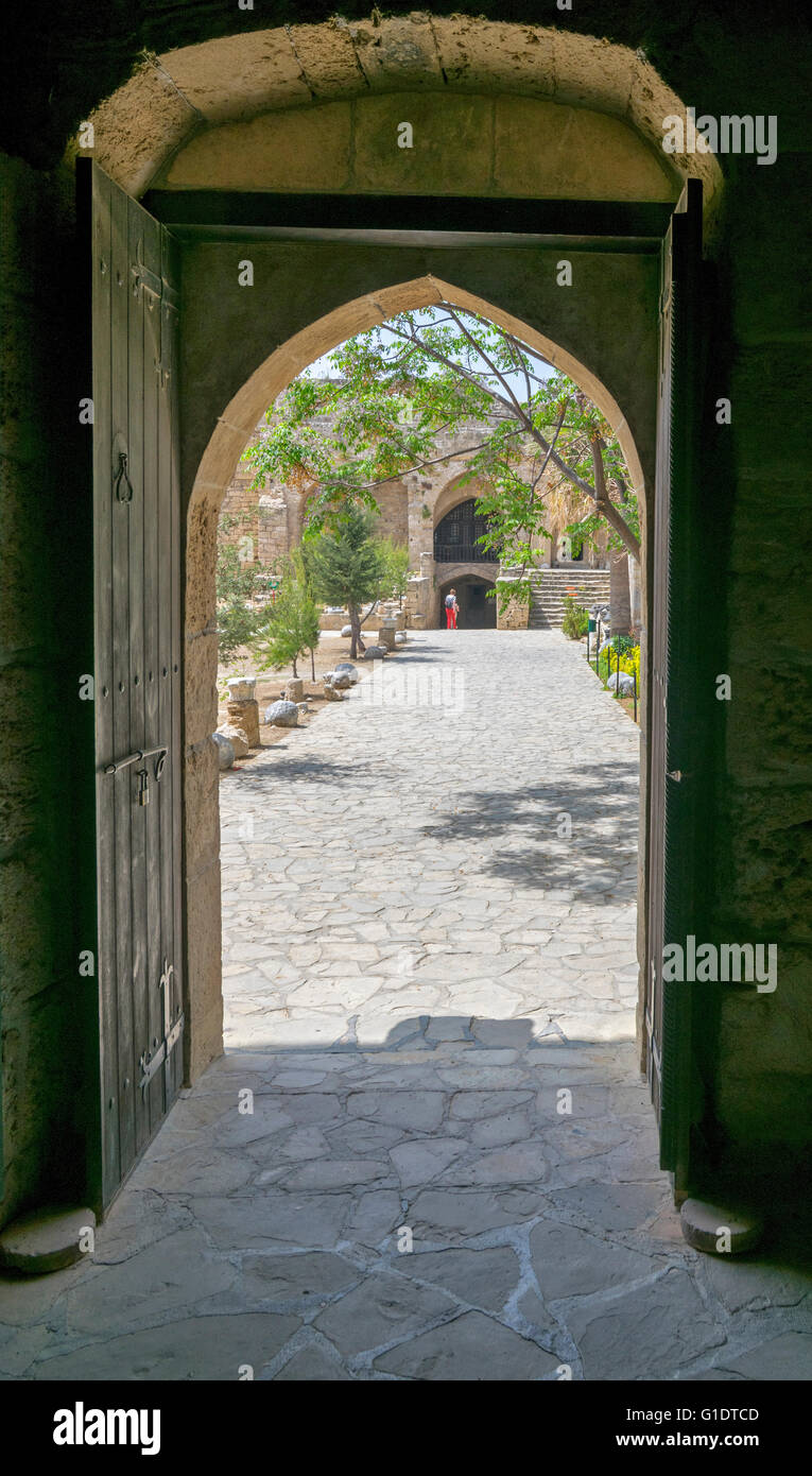 NORD ZYPERN KYRENIA SCHLOSS HOF GESEHEN VON EINER TÜR Stockfoto