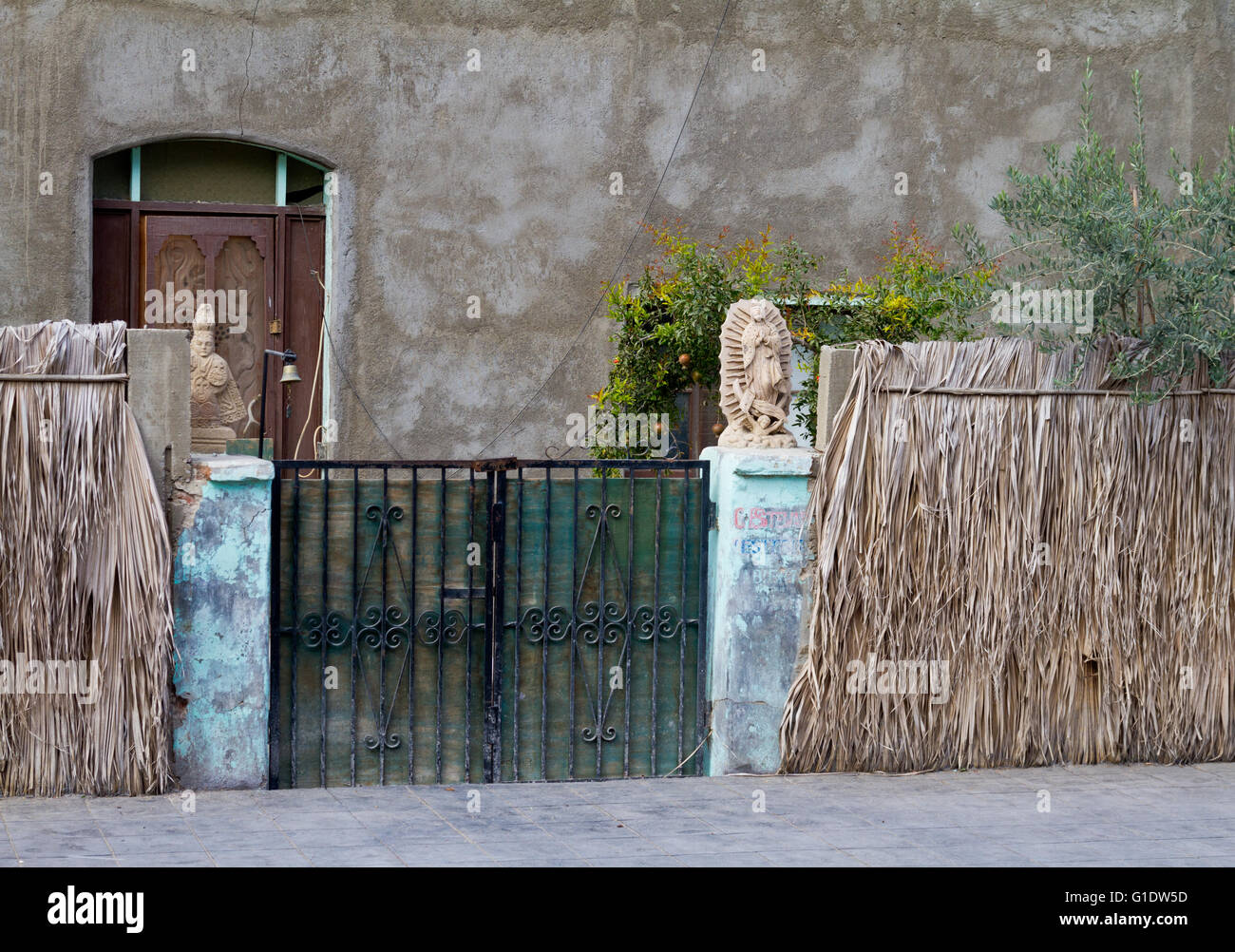 Street View von Zaun, Tor und Tür eines Hauses in Todos Santos, Baja, Mexiko. Stockfoto
