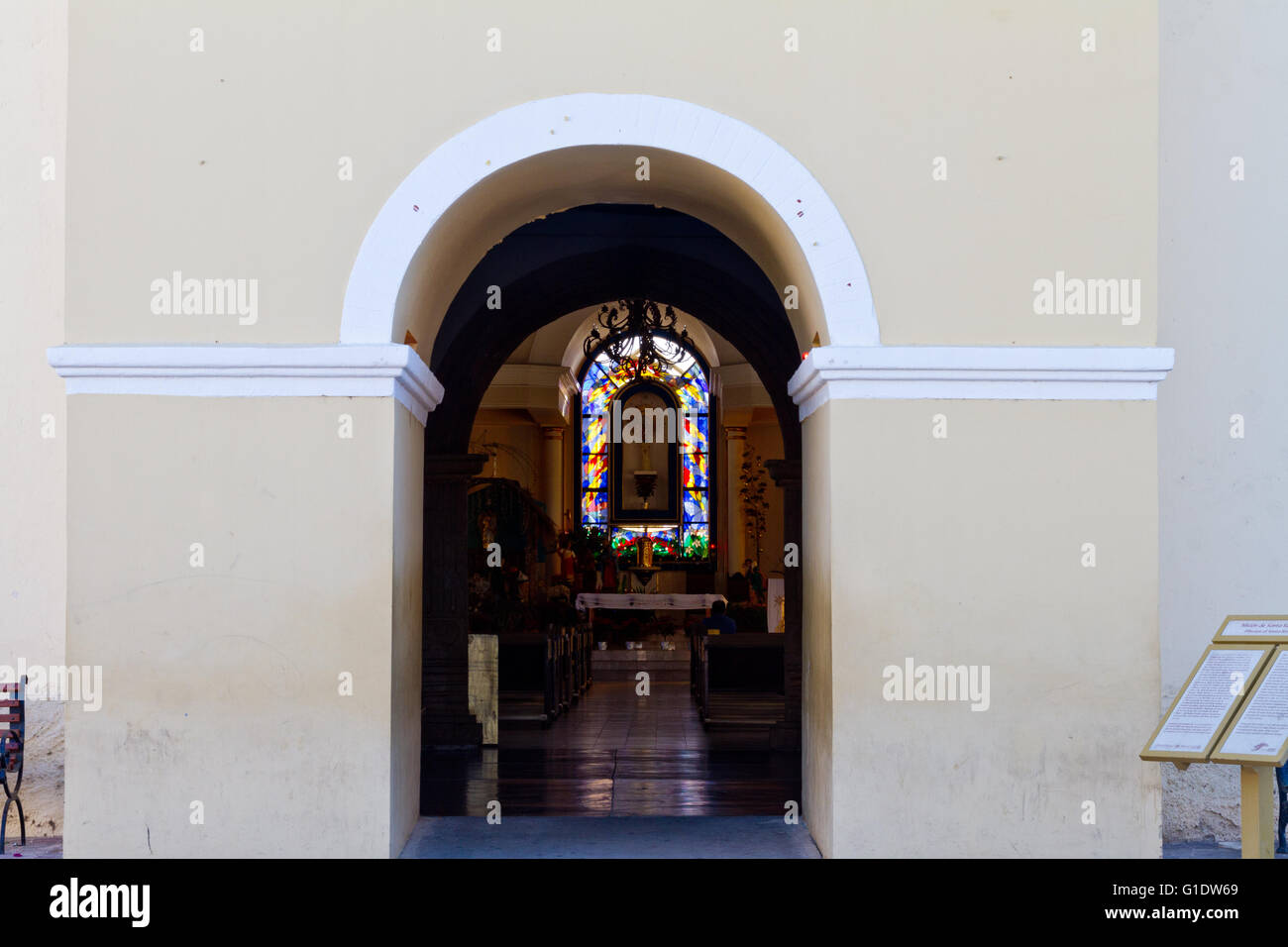 Misione de Nuestra Señora de Pilar (unsere Mission von der Dame der Pilar) Eingang zeigt Glasfenster in Todos Santos, Mex Stockfoto