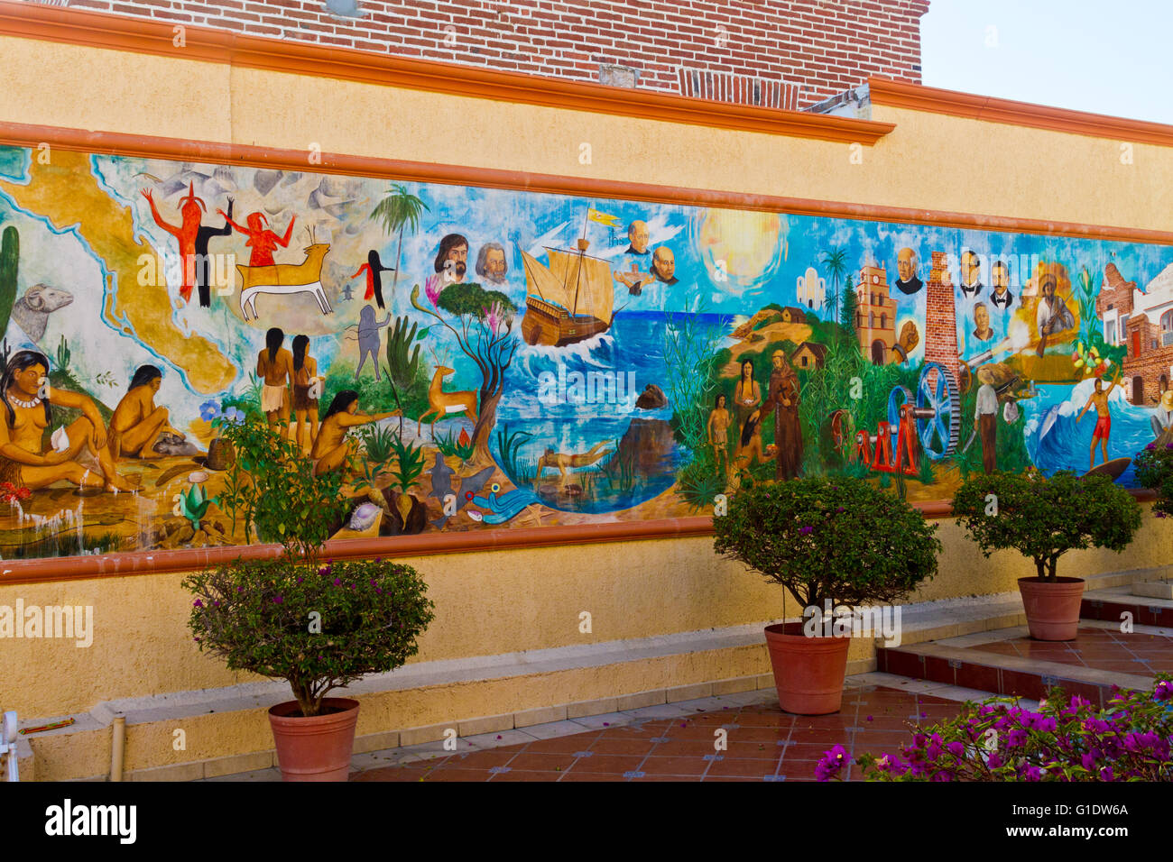 Schönes Wandbild gemalt an der Wand im Innenhof des mexikanischen Arcade in Todos Santos, Baja, Mexiko. Stockfoto