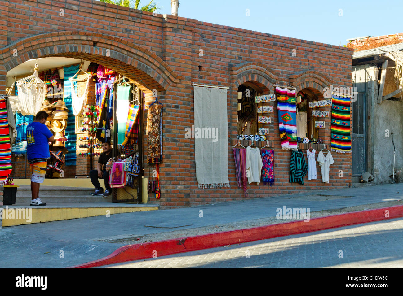 Ein Geschäft in Todos Santos, Baja, Mexiko bunte Souvenirartikel angezeigt werden. Stockfoto