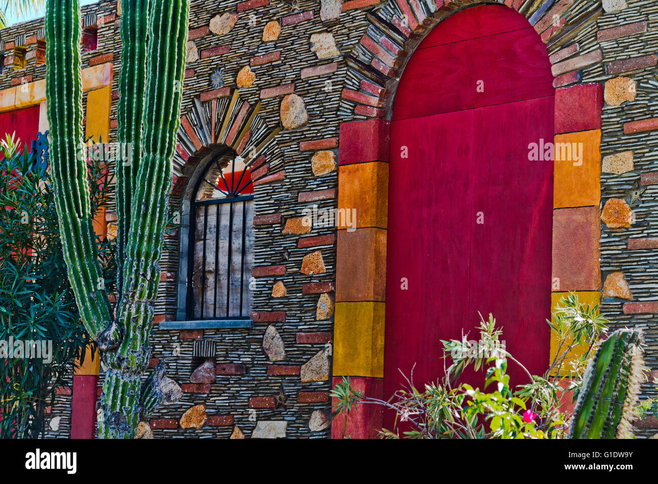 Bunte Stein Wand des Gebäudes in El Triunfo, Baja Sur, Mexiko. Stockfoto