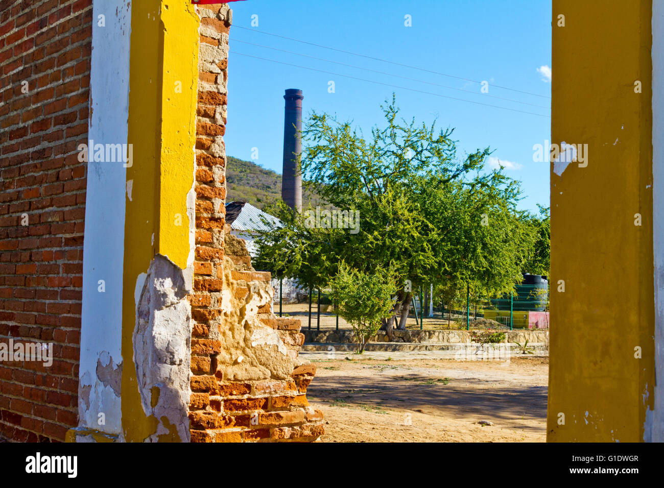 Blick auf El Triunfo, Baja Sur, Mexiko zeigt Rauch Stapel von verlassenen Silber mir entworfen von Gustave Eiffel. Stockfoto