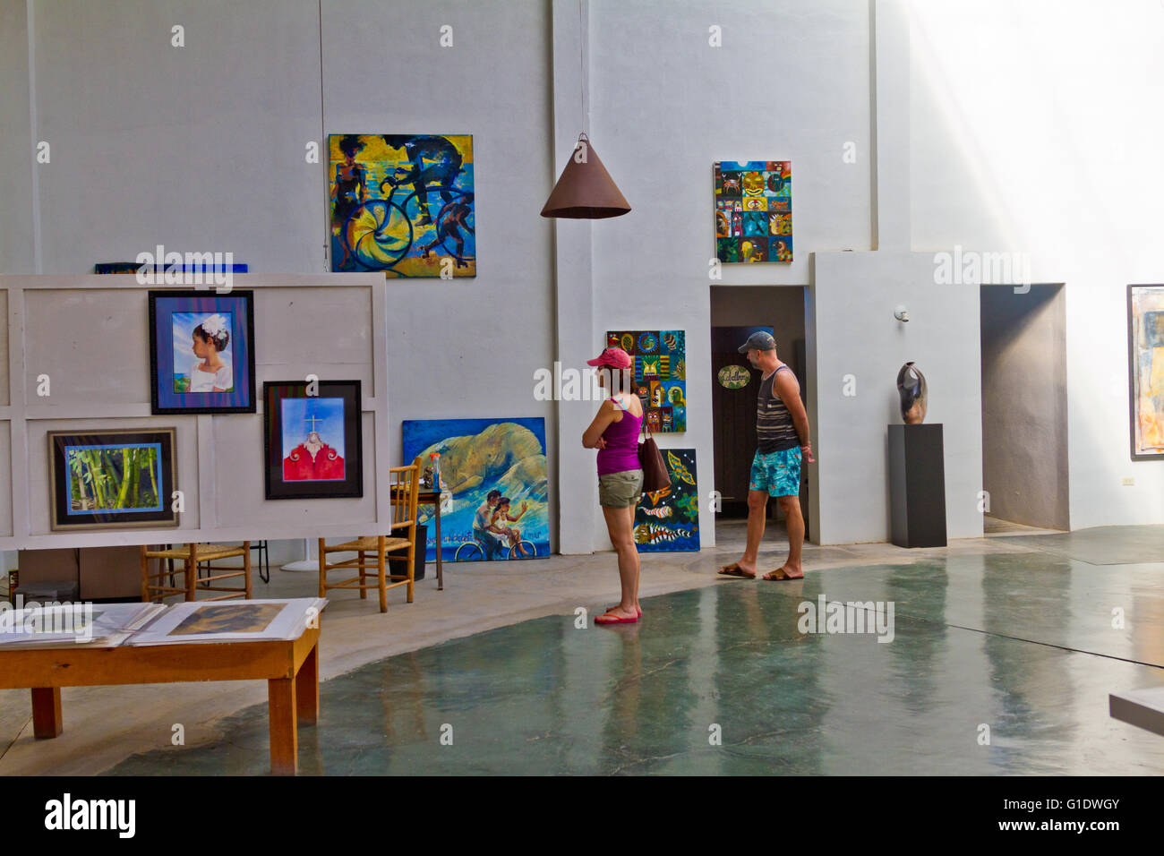 Innenansicht der Galleria de Todos Santos, Baja, Mexiko mit Touristen betrachten Kunstwerke. Stockfoto