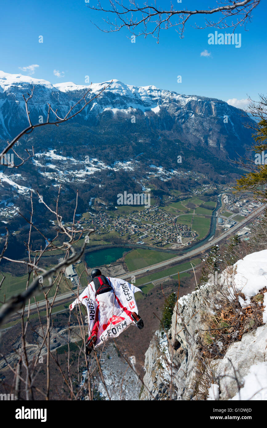 Europa, Frankreich, Haute Savoie, Rhône Alpes Sallanches - Magland, Wingsuit Base-Jumper am Ausspeisepunkt Stockfoto