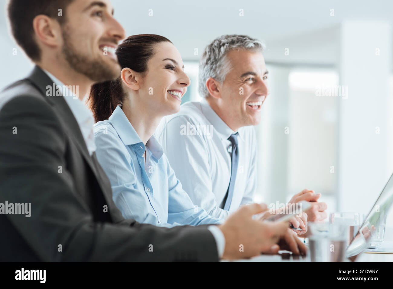 Zuversichtlich, dass Geschäftsleute team ein Treffen im Büro und lächelnd, Büroeinrichtung auf Hintergrund Stockfoto