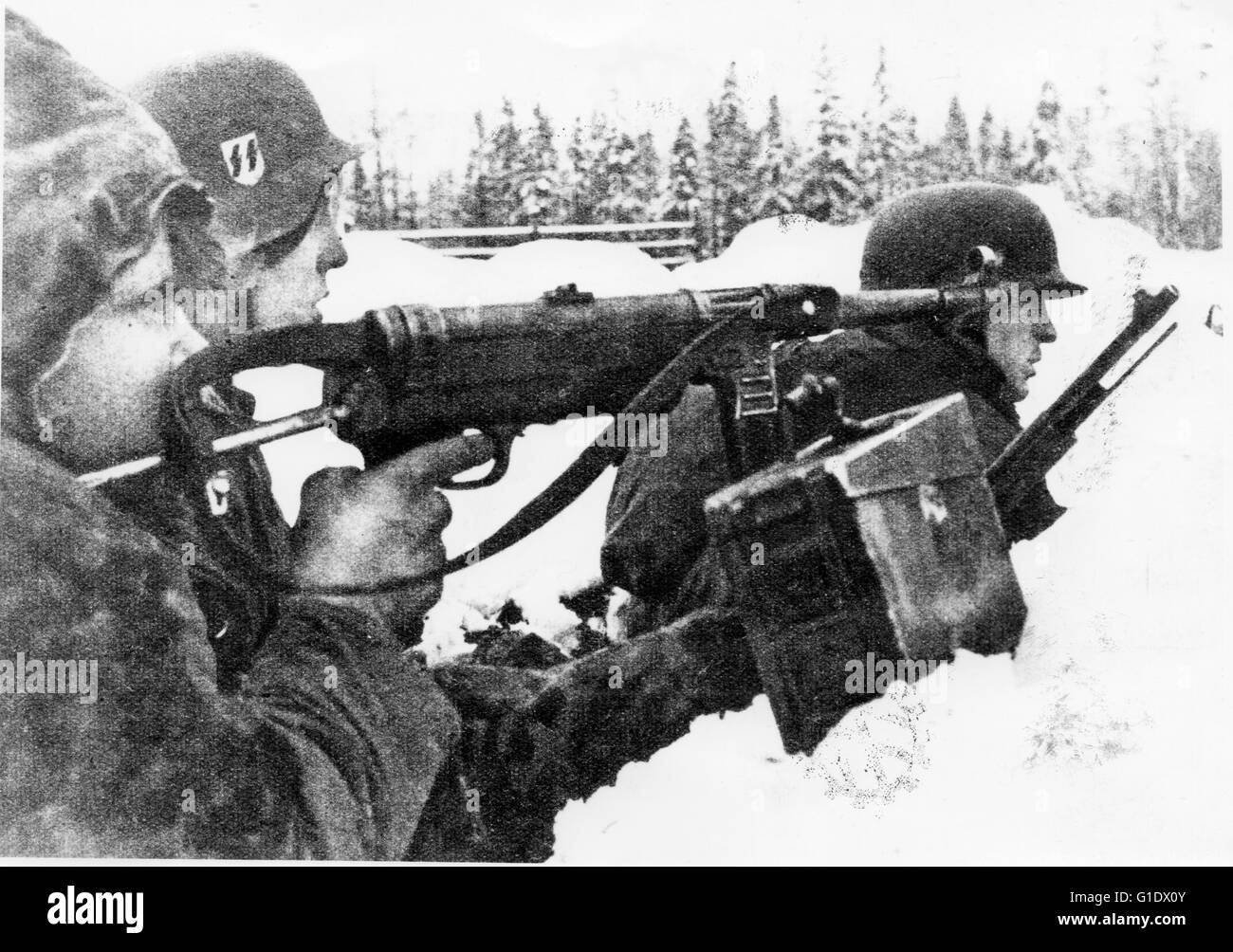Waffen SS-Männer mit Kleinwaffen in Aktion auf die russische Front 1941 Stockfoto