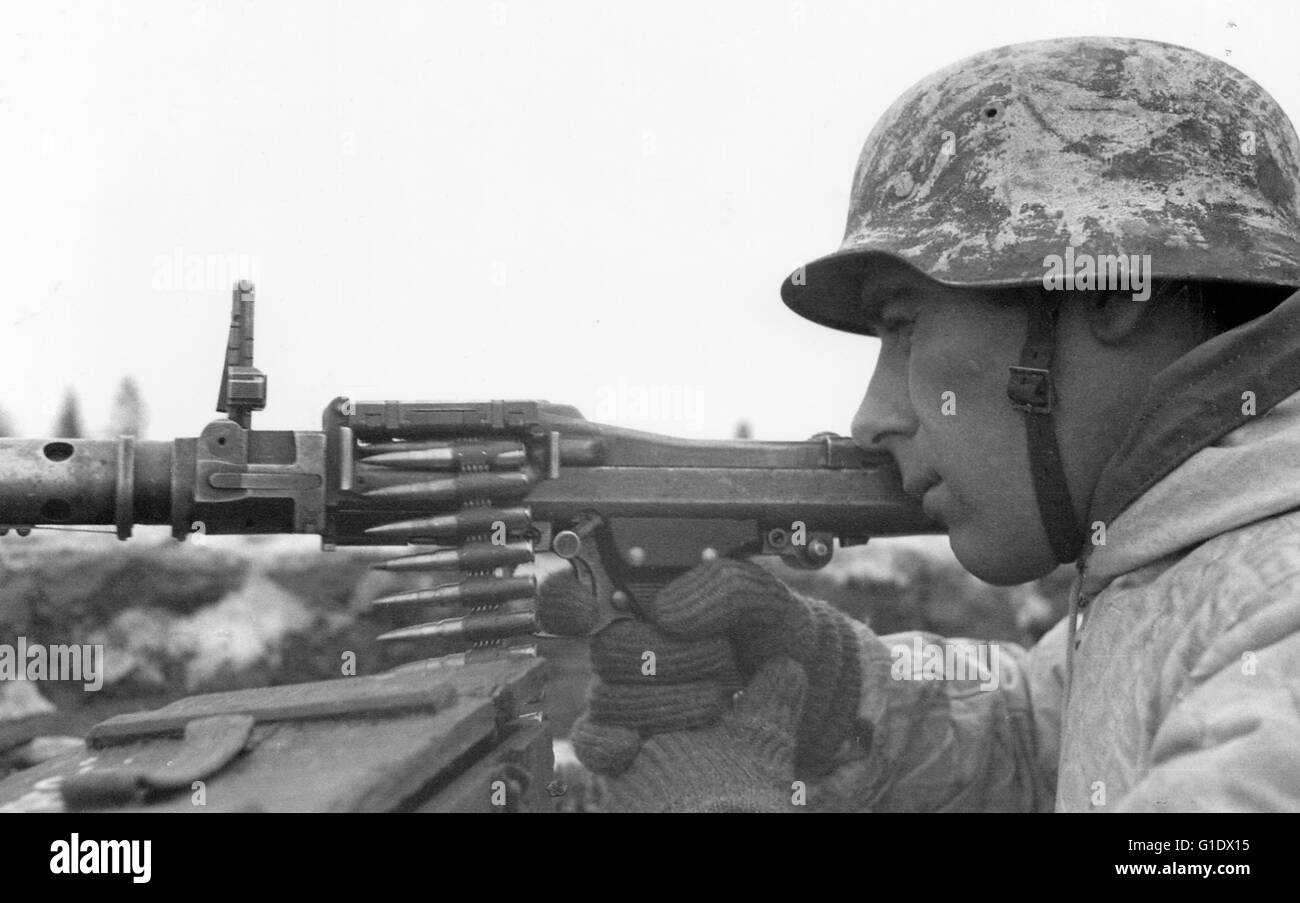 Deutscher MG-Schütze MG34 Winter Ostfront 1943 Stockfoto