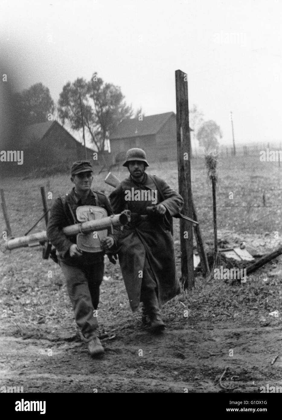 Deutsche Soldaten mit Panzerschreck Anti-Tank Waffe auf der östlichen Front 1944 Stockfoto