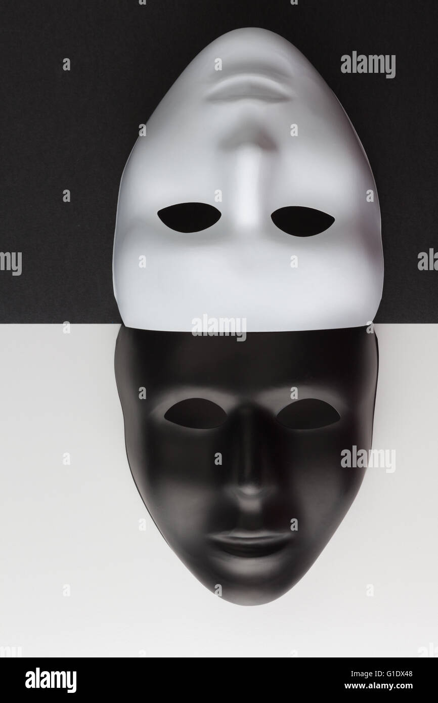 Schwarz / weiß Masken ohne Ausdruck auf den Kopf gestellt. Vertikales Bild. Stockfoto
