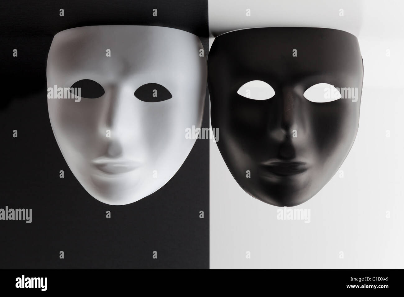 Schwarz / weiß-Masken auf kontrastierende Hintergründe von der Decke hängen. Stockfoto