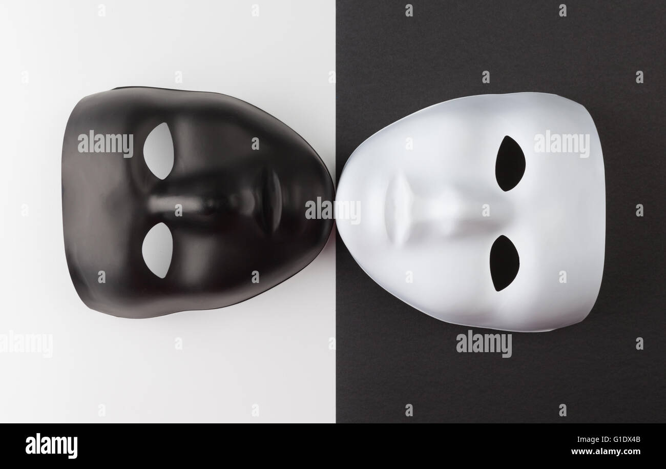Schwarz / weiß-Masken berühren Kinn auf kontrastierenden Hintergründen, Persönlichkeitsveränderung theatralische Konzept Stockfoto