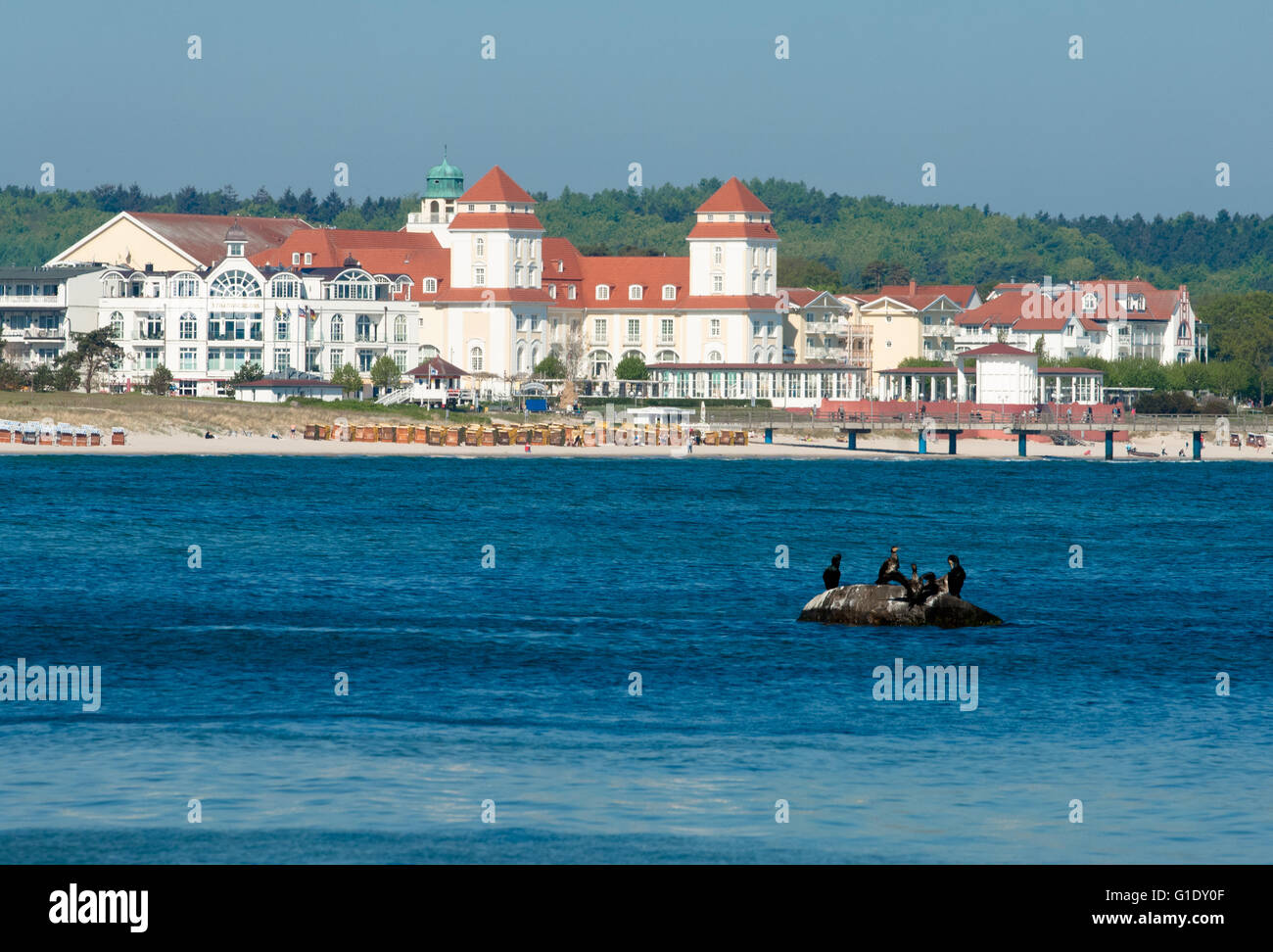 Binz, Insel Rügen, Deutschland - 15. Mai 2013: Ostseebad Binz-Blick vom Meer mit Seevögeln Stockfoto