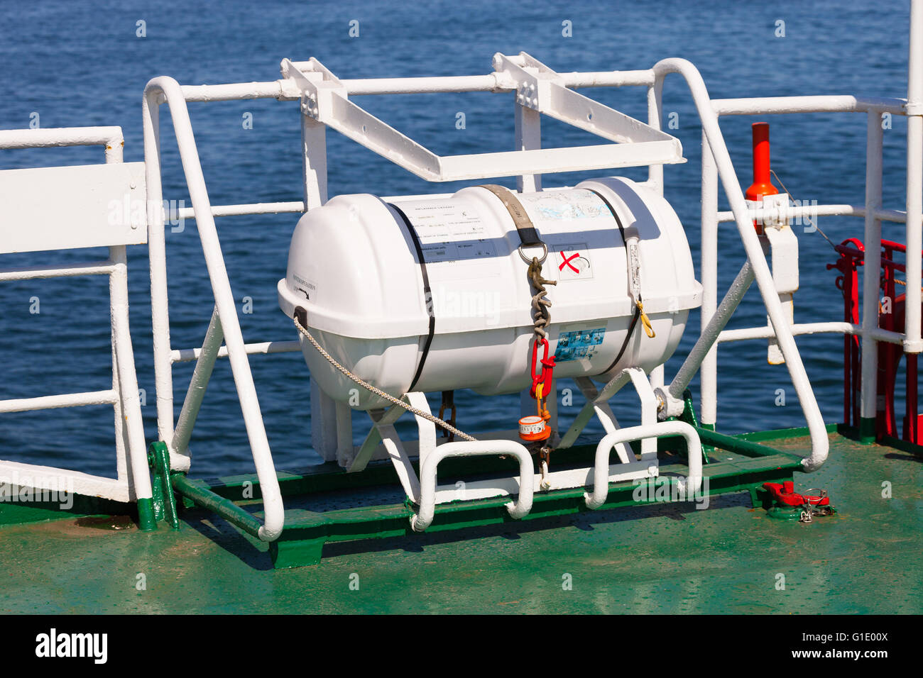 Notfall Rettungsboot an der Seite eines Schiffes. Stockfoto