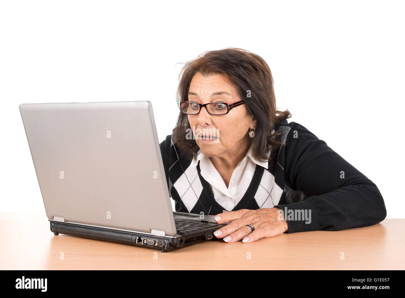 Überrascht senior Woman with Laptop in weiß isoliert betrachten Stockfoto