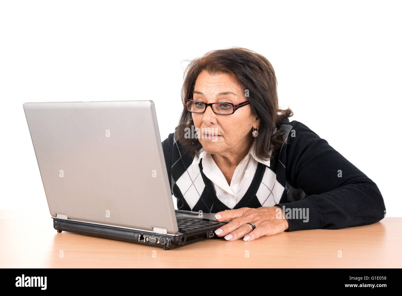 Überrascht senior Woman with Laptop in weiß isoliert betrachten Stockfoto