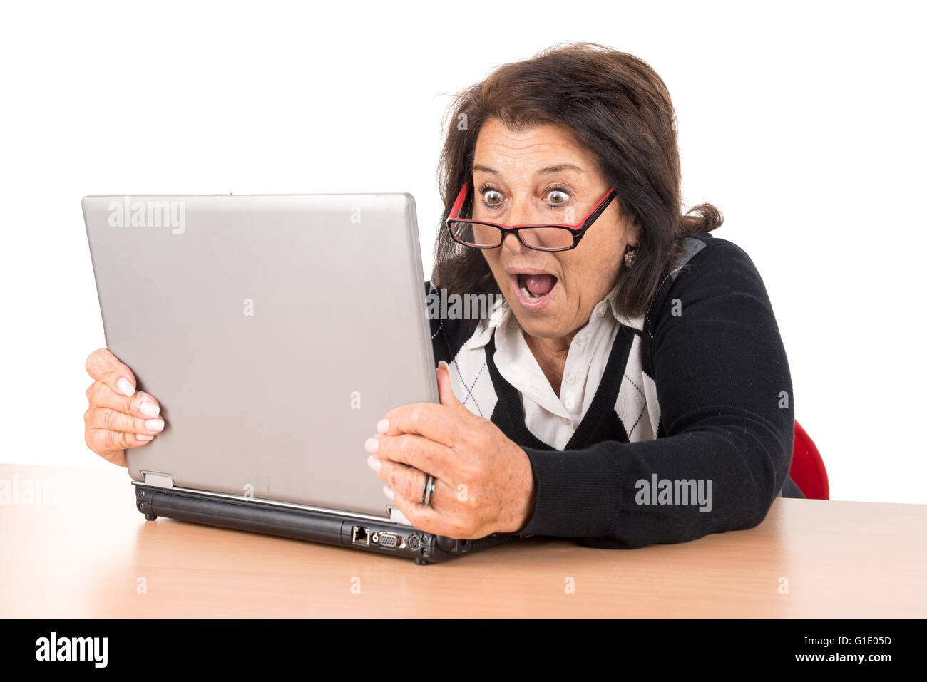 Überrascht senior Woman with Laptop in weiß isoliert betrachten Stockfoto