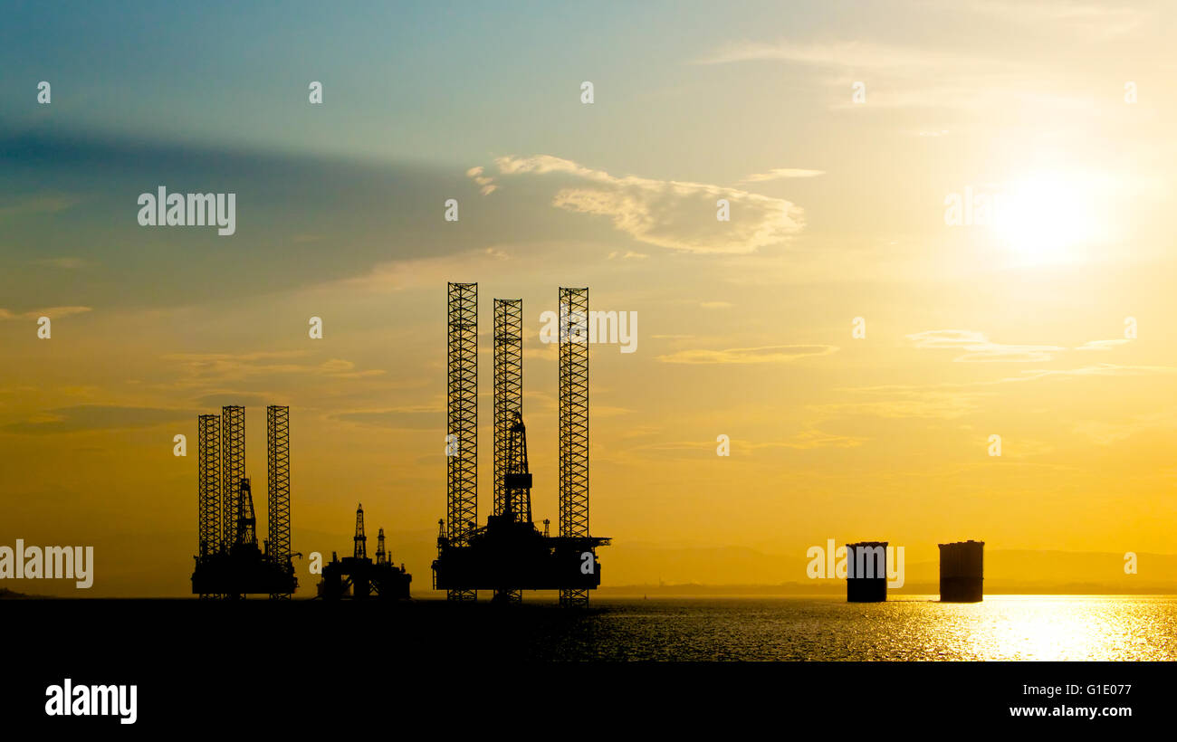 Ölplattformen, die für Wartung oder Stilllegung abgestellt werden Stockfoto