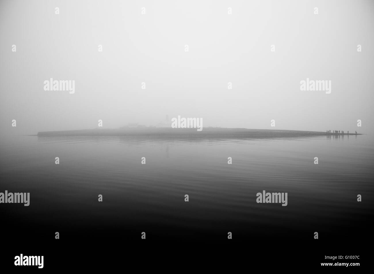 Menschen sammeln auf einem Punkt des Landes im Meer Nebel Stockfoto