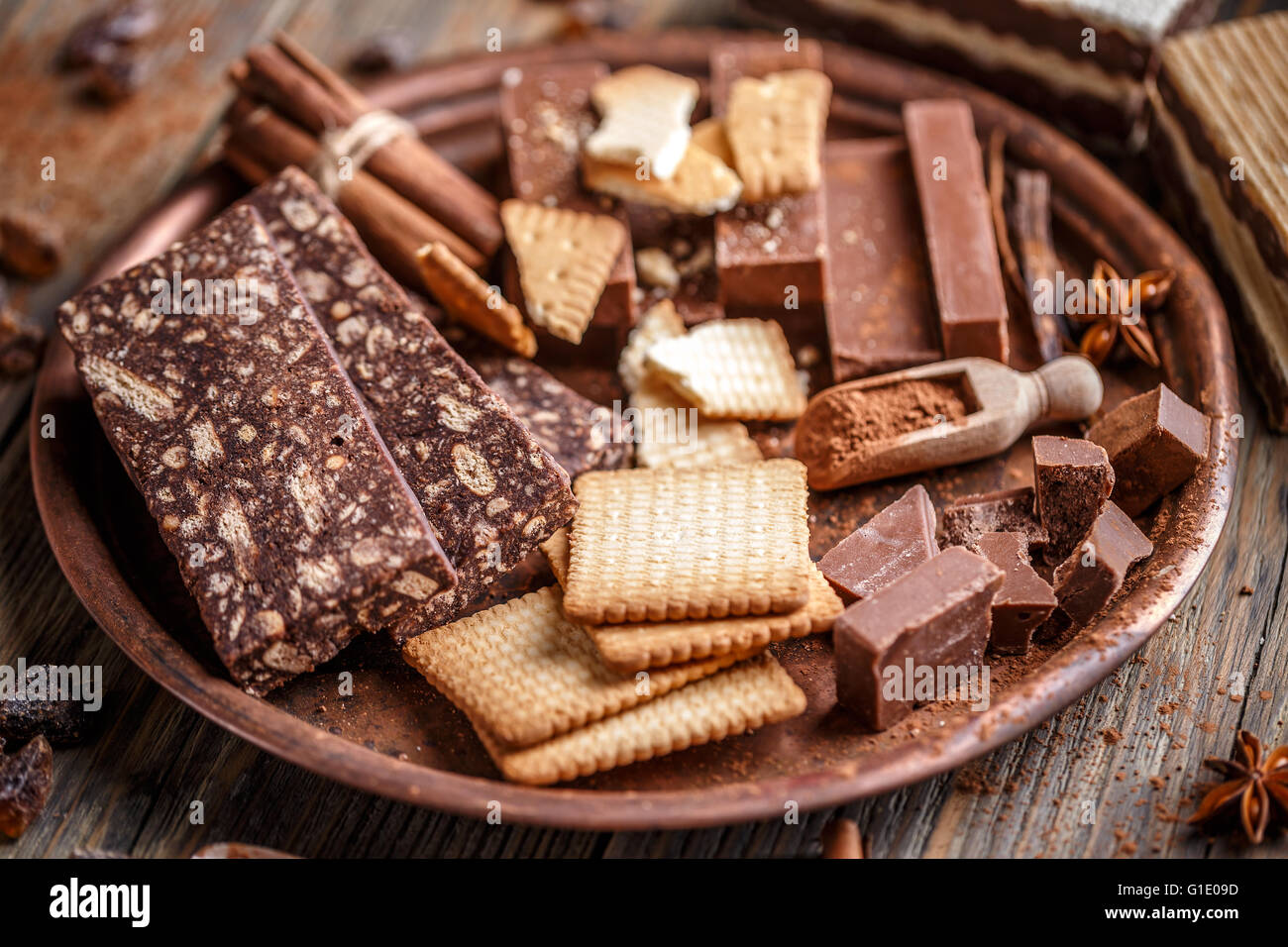 Süße Keks Schokolade Salami und Zutaten Stockfoto